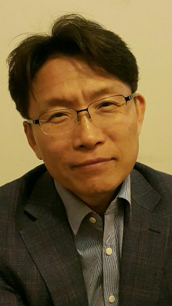 국립농업과학원 농업생물부 홍승범 농업연구관. 그의 필명은 곰팡이 박사를 뜻하는 '곰박'이다.