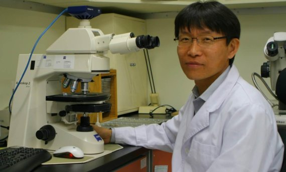'곰박' 홍승범 농업연구관은 지난 32년간 국내 곰팡이 자원을 수집·보존·관리하는 일에 전념해 왔다. 2017년 12월 연구실에서 현미경으로 곰팡이를 관찰하다 환하게 웃고 있는 홍 연구관.