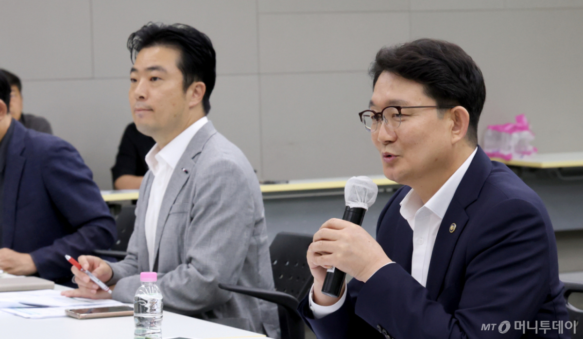 (세종=뉴스1) 김기남 기자 = 김종구 농림축산식품부 차관이 27일 세종시 정부세종청사에서 열린 공동영농 확산 추진 협의체 발족식에 참석하여 발언을 하고 있다. 식량산업과(과장 허동웅) 주관으로 생산비 절감 및 소득 극대화를 위해 규모화된 농지를 기반으로 공동영농 체계 구축을 위한 사례 발표와 협의체 발족에 따른 향후 발전방향 등을 논의했다. 2026.7.27.