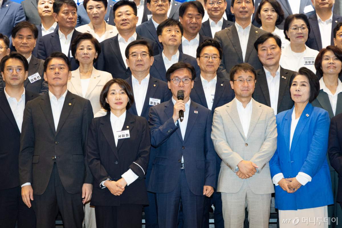 김민석 더불어민주당 대표가 28일 인천 영종구 인스파이어 엔터테인먼트 리조트에서 열린 2026년 정기국회 대비 국회의원 워크숍에서 마무리 발언을 하고 있다./사진=뉴스1