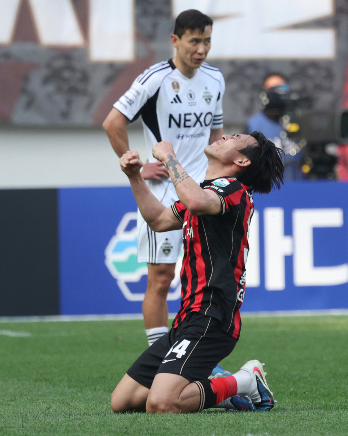 하나은행 K리그1 2026 FC서울 대 전북현대 경기가 11일 서울월드컵경기장에서 열렸다.  FC서울 송민규가 1-0 상황에서 종료 휘슬이 울리자 환호하고 있다. /사진=김진경 kim.jinkyung@