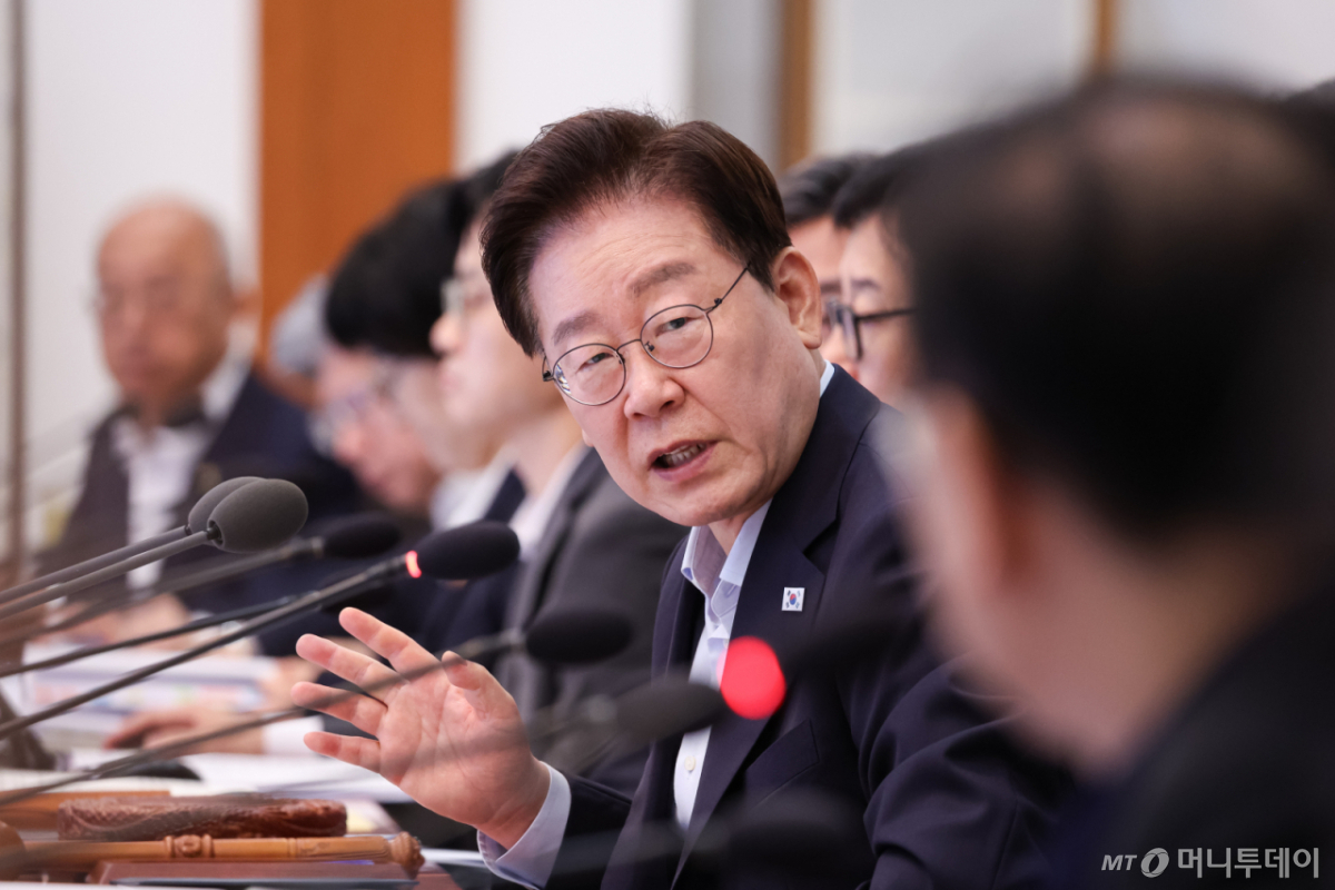 (서울=뉴스1) 허경 기자 = 이재명 대통령이 25일 청와대에서 열린 국무회의에서 김윤덕 국토교통부 장관에게 질문하고 있다. 2026.8.25/뉴스1 Copyright © 뉴스1. All rights reserved. 무단 전재 및 재배포, AI학습 이용 금지. /사진=(서울=뉴스1) 허경 기자