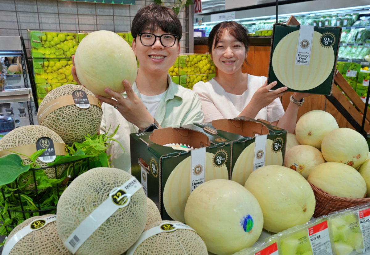 27일 서울 송파구 롯데마트 제타플렉스 잠실점 과일 매대에서 '이규원(왼쪽) 롯데마트 과일팀 상품기획자(MD)와 안정희(오른쪽) 롯데마트 과일팀 상품기획자(MD)가 대형마트 단독으로 선보이는 '허니듀 킹메론'을 홍보하고 있다. /사진제공=롯데마트