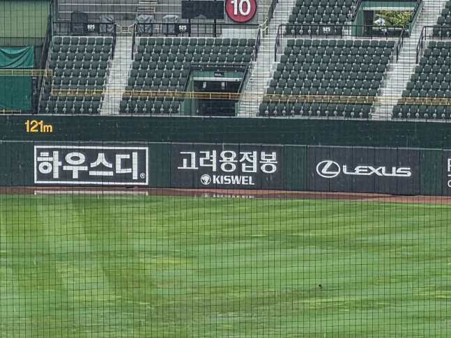 28일 롯데-LG전이 열릴 부산 사직야구장이 비로 흠뻑 젖었다. 워닝트랙에 물웅덩이가 생겼다. /사진=김동윤 기자