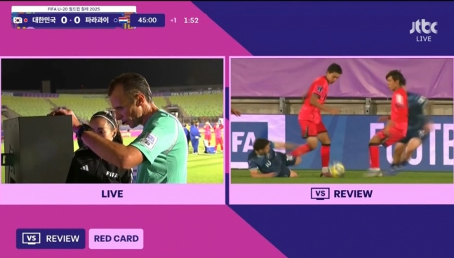 지난해 10월 FIFA U20 월드컵 당시 이창원 감독의 비디오 판독 요청에 따라 대기심과 함께 당시 화면(오른쪽)을 확인하고 있는 주심(왼쪽). /사진=중계화면 캡처