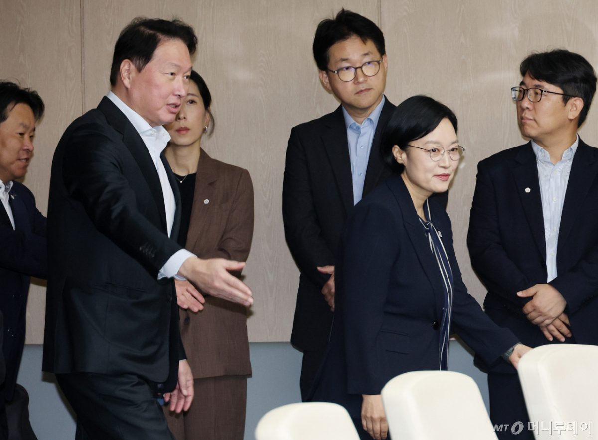 한성숙 국무총리와 최태원 대한상공회의소 회장이 28일 오전 서울 중구 대한상공회의소에서 열린 경제협·단체 규제합리화 간담회에 참석하고 있다./사진=뉴스1