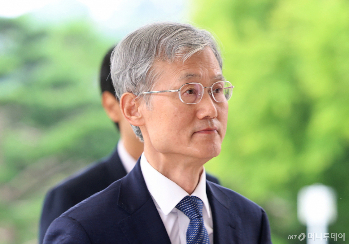 [서울=뉴시스] 이영환 기자 =조희대 대법원장이 28일 오전 서울 서초구 대법원으로 출근하고 있다. 2026.08.28. 20hwan@newsis.com /사진=류현주