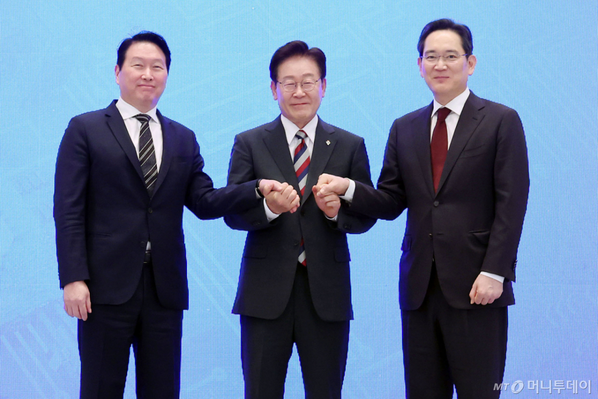[서울=뉴시스] 조성봉 기자 = 이재명 대통령과 이재용(오른쪽) 삼성전자 회장, 최태원 SK 회장이 29일 청와대 영빈관에서 열린 ‘대한민국 대도약 3대 메가프로젝트 국민보고회’에서 기념촬영을 하고 있다. 2026.06.29. suncho21@newsis.com /사진=조성봉
