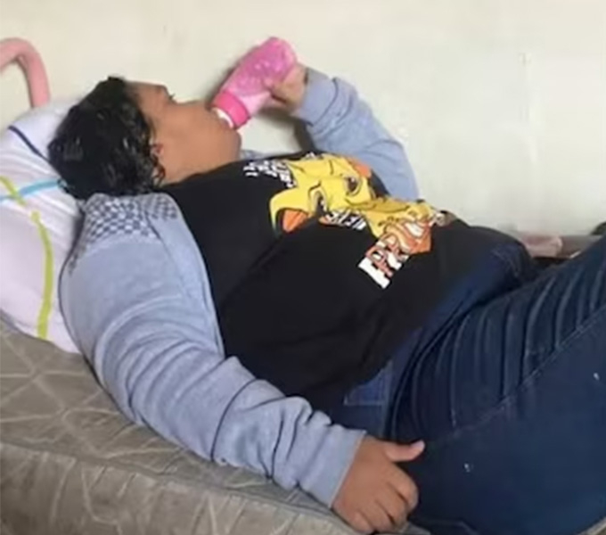 학대 당한 12세 소녀 행세를 하며 주변 도움에 의존해 15년간 살아온 브라질 여성 아만다 마리아 소우자 데 올리베이라가 사기 등의 혐의로 징역형을 선고 받았다. 사진은 올리베이라가 젖병을 물고 자폐 소녀 행세를 하는 모습이다. /사진=메트로