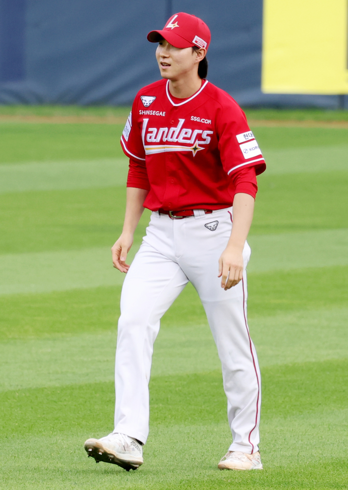 2026 신한 SOL KBO리그 두산 베어스 대 SSG 랜더스 경기가 9일 서울 잠실야구장에서 열렸다.  SSG 박성한이 외야에서 러닝 훈련을 하고 있다. /사진=김진경 kim.jinkyung@