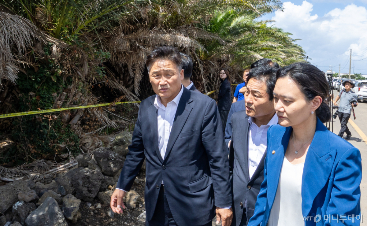 (제주=뉴스1) 안은나 기자 = 더불어민주당 소속 김영진 국회 행정안전위원장, 김남희·이해식 경찰개혁추진단 공동단장, 이주희, 김동아 위원이 28일 제주시 한림읍 실종신고 허위 종결 사건 피해자 장 모씨의 시신이 발견된 야자수숲 현장을 찾아 경찰로부터 설명을 듣고 있다. 2026.8.28/뉴스1 Copyright © 뉴스1. All rights reserved. 무단 전재 및 재배포, AI학습 이용 금지. /사진=(제주=뉴스1) 안은나 기자