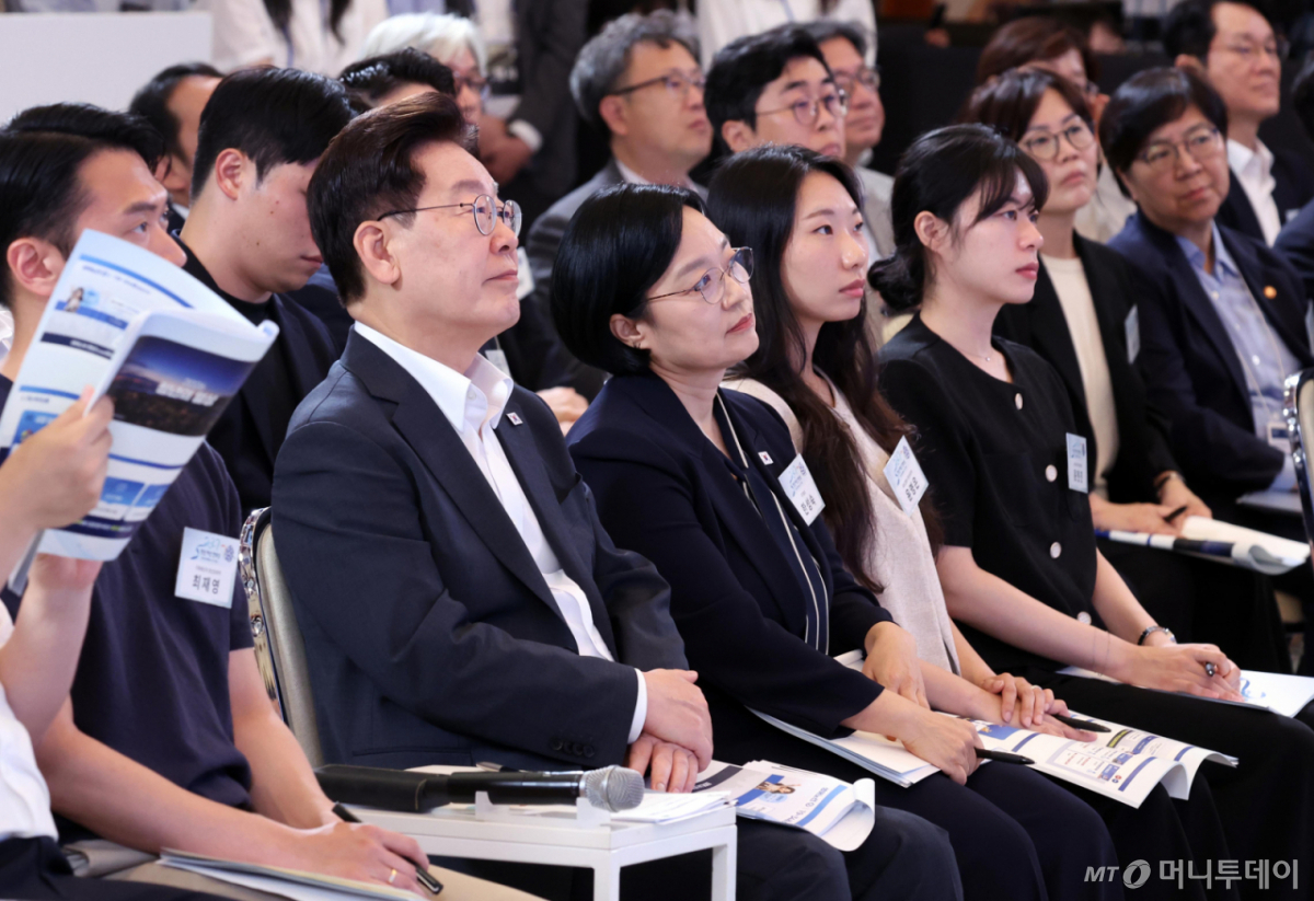 [서울=뉴시스] 조성봉 기자 = 이재명 대통령이 28일 청와대에서 열린 '청년예산 언박싱 2027' 행사에서 참석자의 발언을 경청하고 있다. 2026.08.28. suncho21@newsis.com /사진=조성봉