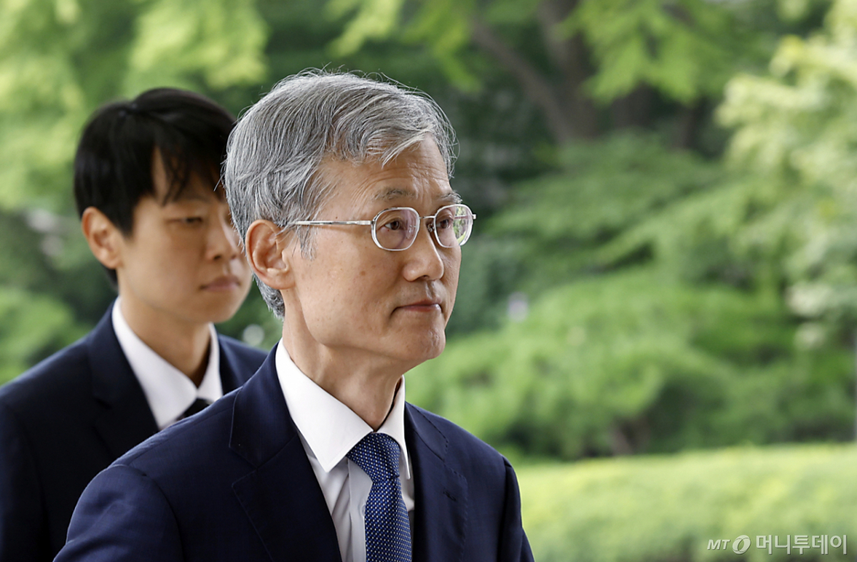 조희대 대법원장이 28일 오전 서울시 서초구 서초동 대법원으로 출근하고 있다./사진=머니투데이 DB