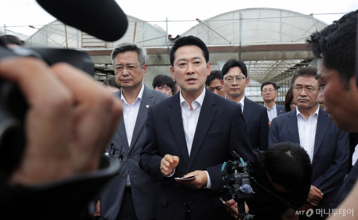 [제주=뉴시스] 우장호 기자 = 장동혁 국민의힘 대표가 28일 오후 제주시 한림읍 '제주 실종 사건' 현장인 야자숲을 찾아 발언하고 있다. 2026.08.28. woo1223@newsis.com /사진=우장호