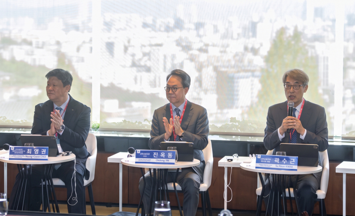 지난 27일 ‘이사회 라운드테이블’ 미팅에서 (왼쪽부터) 최영권 이사, 진옥동 신한금융그룹회장, 곽수근 신한금융지주 이사회 의장이 투자자들과 소통하는 모습 /사진=신한금융