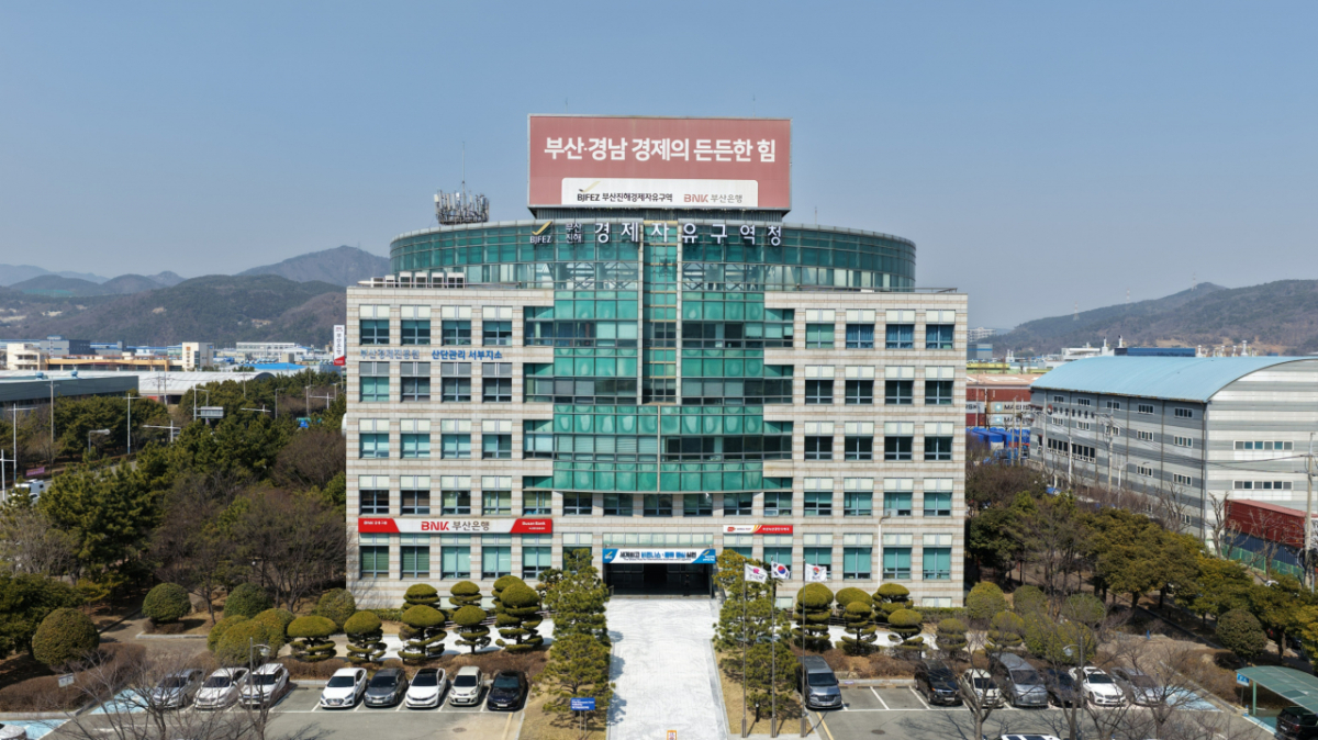 BJFEZ 인사이트 트립 참여 동아대 학생들이 기념촬영을 하고 있다./사진제공=부산진해경자청