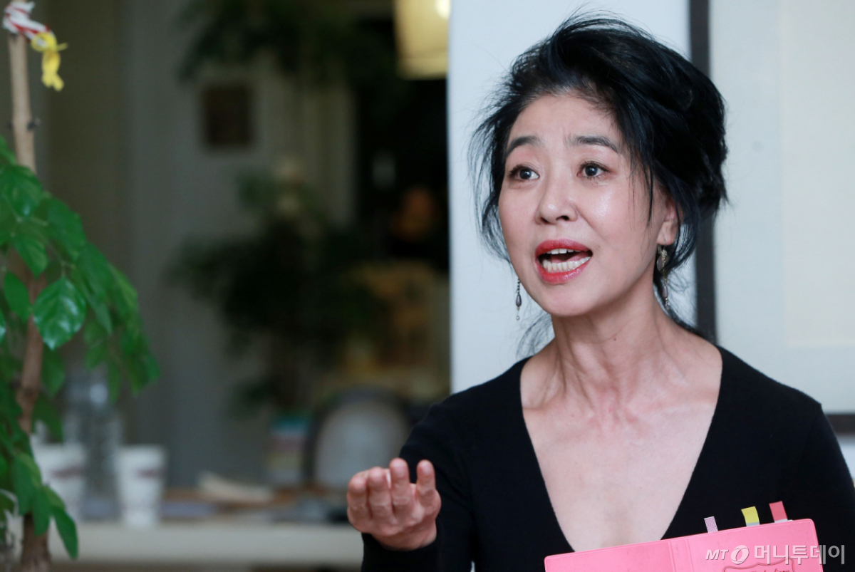 배우 김부선이 숨진 지인의 유족으로부터 2억원의 대여금 반환을 요구하는 소송을 당했다. 김부선은 8000만원만 빌린 돈이고 나머지 1억2000만원은 증여받았다고 주장하지만, 이에 대한 증여세는 내지 않은 것으로 확인됐다. /사진=김창현 기자 chmt@