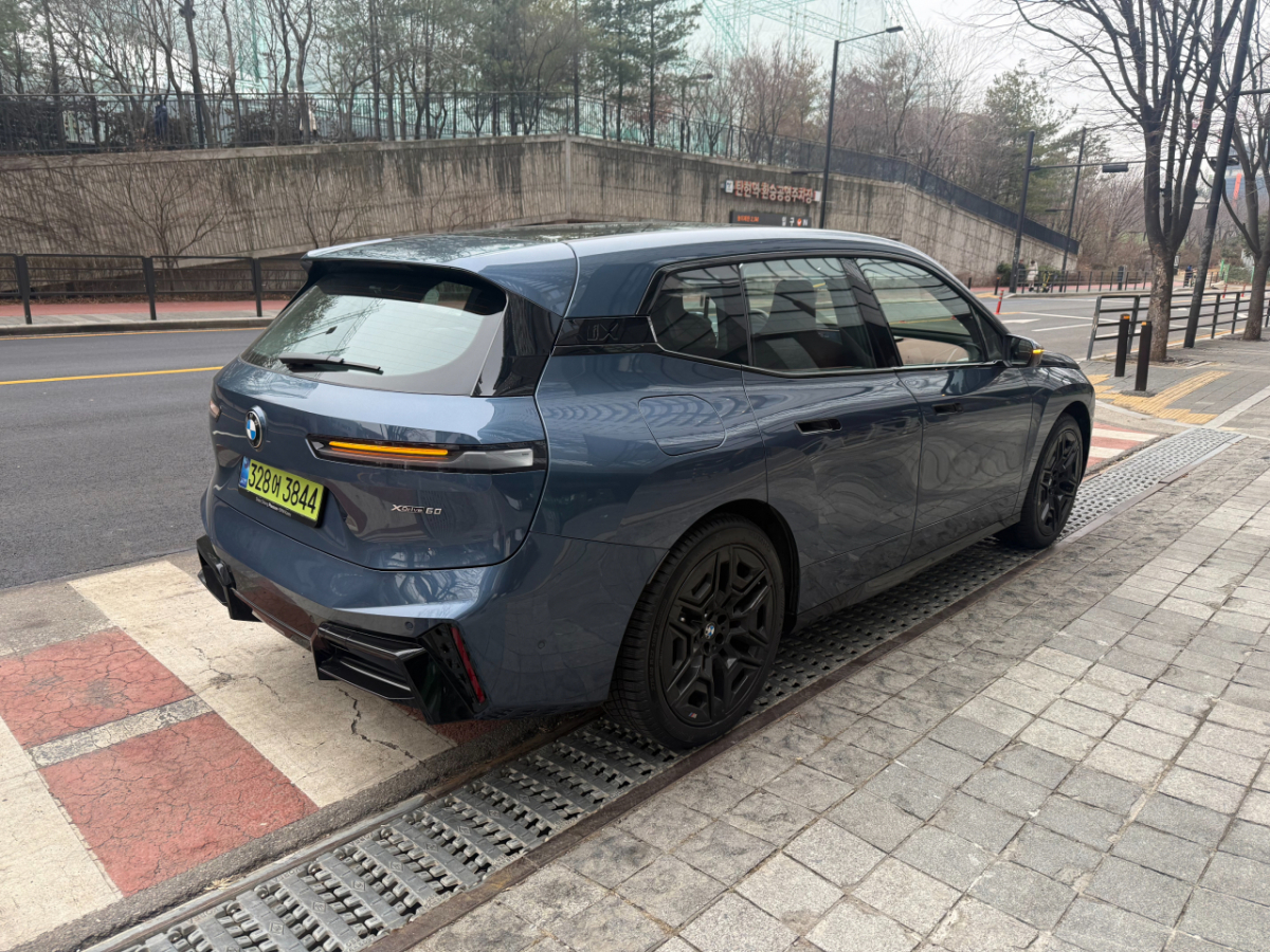 BMW iX xDrive60 M 스포츠 프로. /사진=강주헌 기자