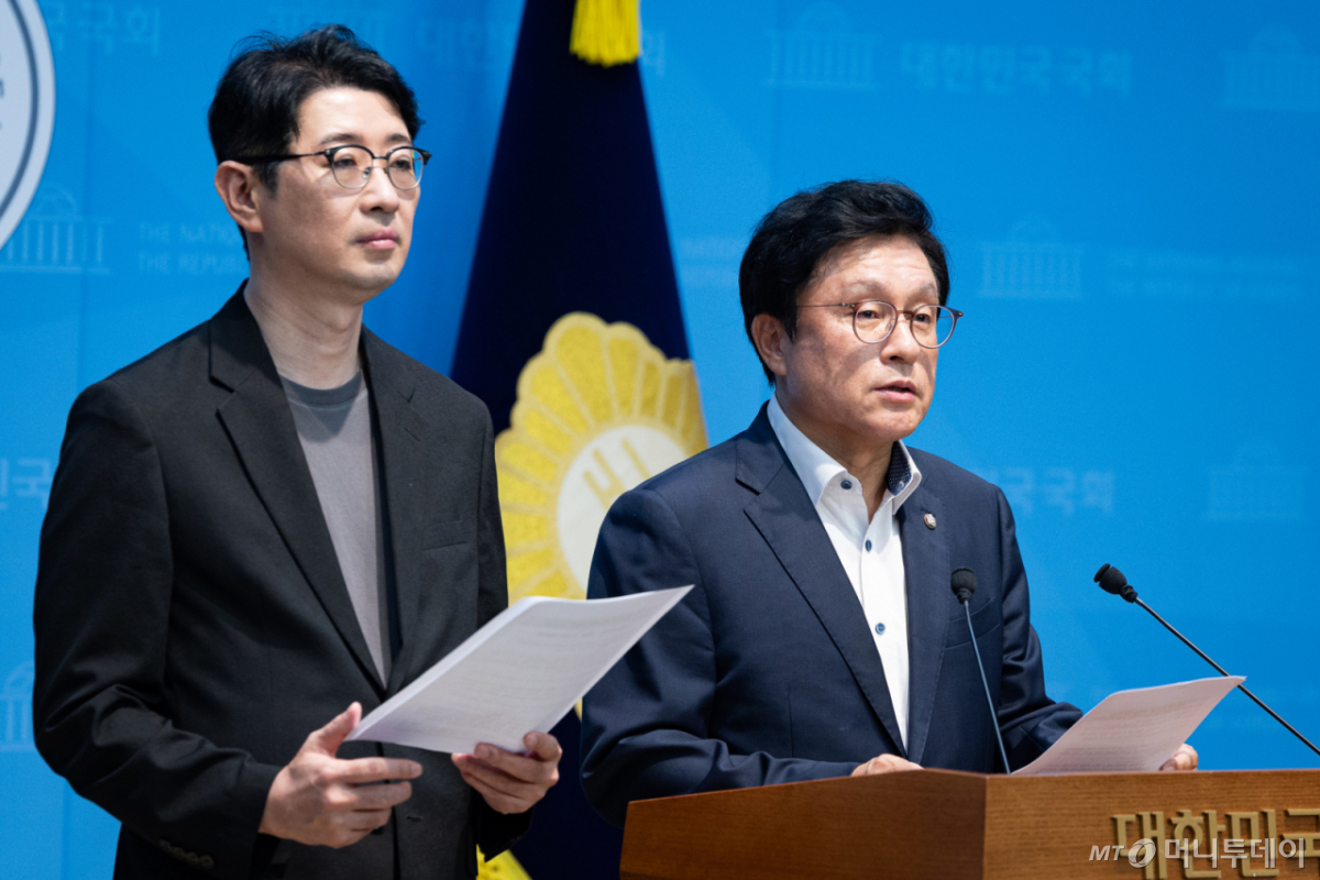 (서울=뉴스1) 유승관 기자 = 국회 법제사법위원회 국민의힘 박형수 간사(오른쪽)와 주진우 의원이 28일 서울 여의도 국회 소통관에서 청와대의 대법관 후보자 임명동의안 재제청 요청 관련 기자회견을 하고 있다. 2026.8.28/뉴스1  Copyright © 뉴스1. All rights reserved. 무단 전재 및 재배포,  AI학습 이용 금지. /사진=(서울=뉴스1) 유승관 기자