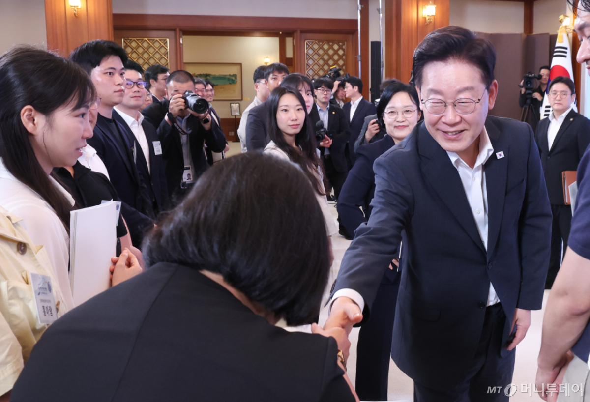 (서울=뉴스1) 허경 기자 = 이재명 대통령이 28일 청와대에서 열린 청년 예산 언박싱 2027을 마친 뒤 참석자들과 인사하고 있다. (청와대통신사진기자단) 2026.8.28/뉴스1  Copyright © 뉴스1. All rights reserved. 무단 전재 및 재배포,  AI학습 이용 금지. /사진=(서울=뉴스1) 허경 기자