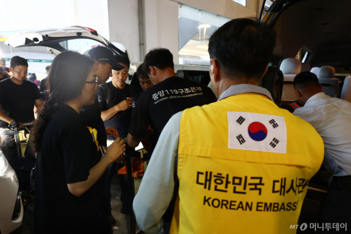 [카트만두(네팔)=뉴시스] 고승민 기자 = 정부 합동 신속대응팀이 27일 저녁(현지시간) 네팔 카트만두 트리부반 국제공항을 통해 입국, 짐을 차량에 싣고 있다. 2026.08.28. kkssmm99@newsis.com
