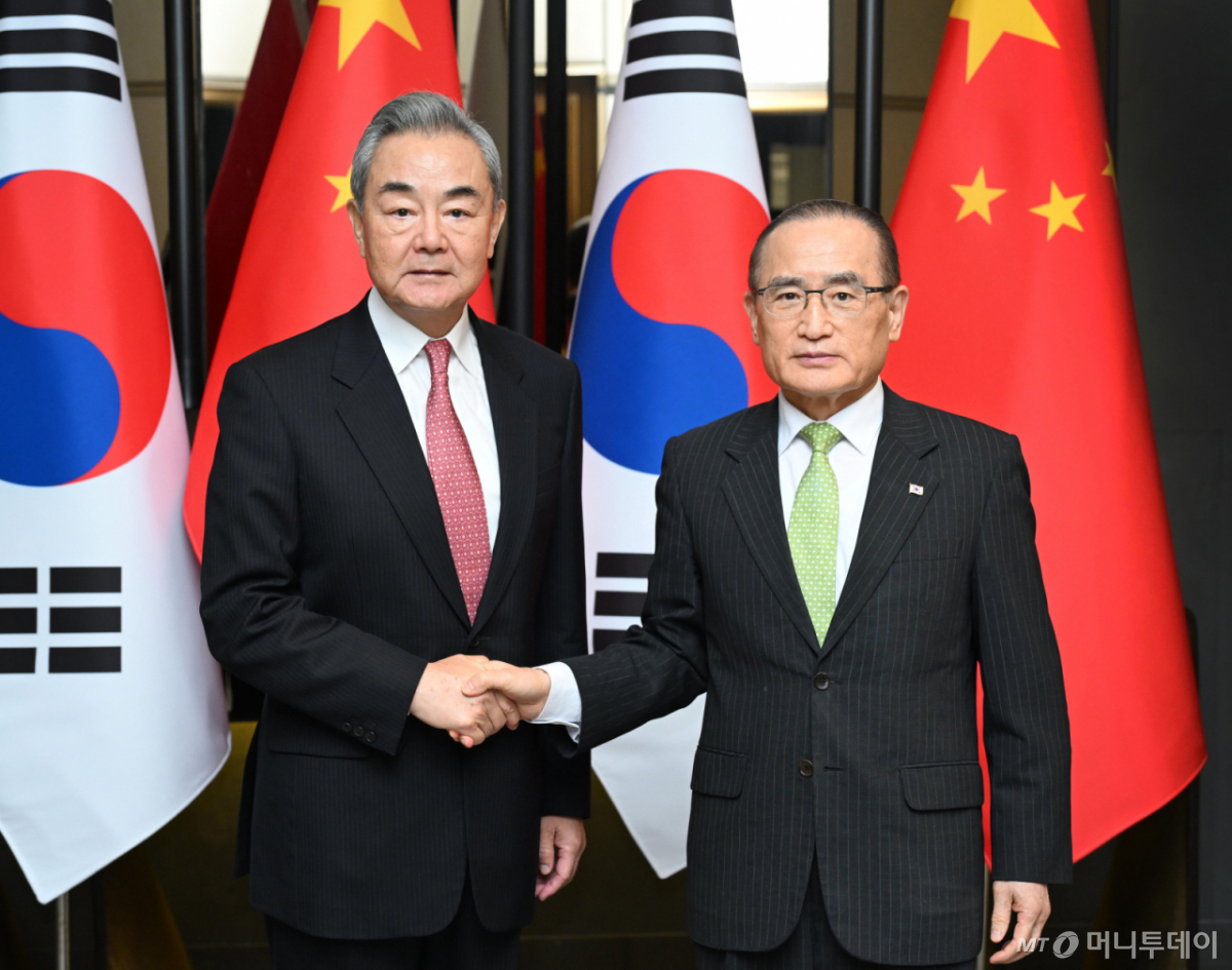[서울=뉴시스] 김진아 기자= 위성락 국가안보실장이 20일 왕이 중국 외교부장 겸 공산당 중앙외사판공실 주임과 회담에 앞서 기념촬영을 하고 있다. (사진=청와대 제공) 2026.08.20. photo@newsis.com *재판매 및 DB 금지 /사진=김진아