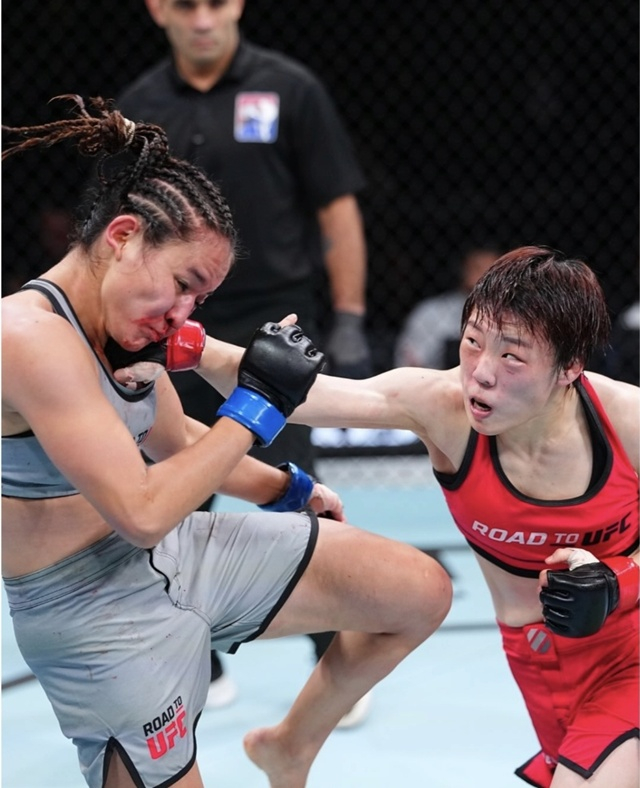 타격에 성공하는 박보현(오른쪽). /사진=UFC SNS