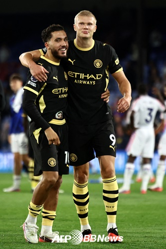 라얀 세르키(왼쪽)와 엘링 홀란. /AFPBBNews=뉴스1