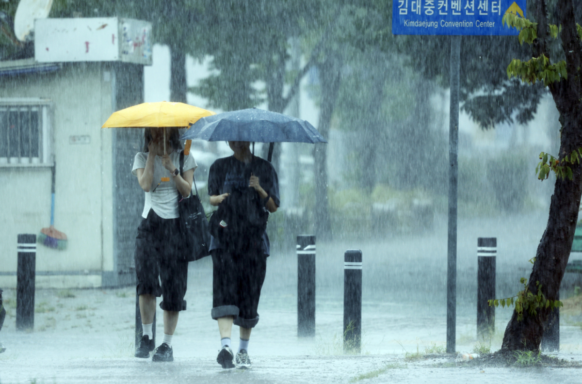 지난 28일 전남광주통합특별시 서구 김대중컨벤션센터 앞에서 시민들이 우산으로 비를 피하며 발걸음을 재촉하고 있다. /사진=뉴스1.