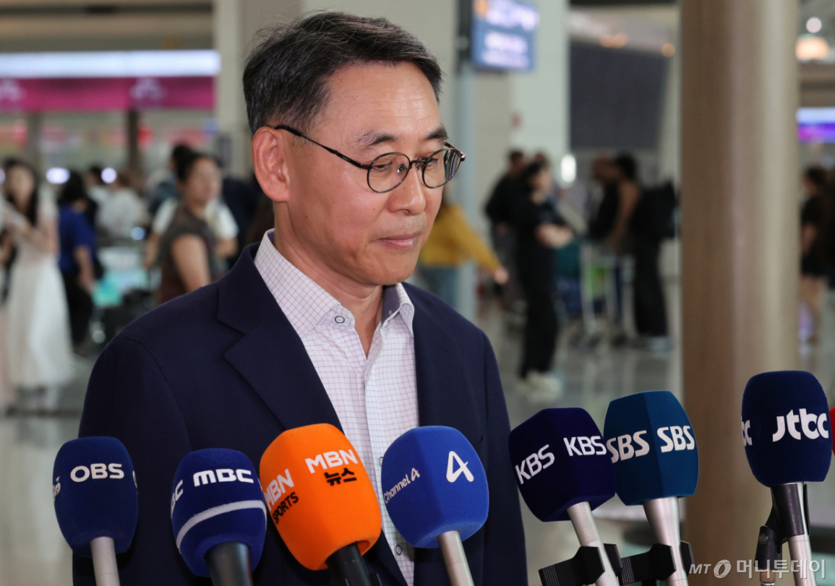 [인천공항=뉴시스] 박주성 기자 = 정연인 두산에너빌리티 대표이사가 27일 인천국제공항 제1여객터미널 출국장에서 취재진 질문을 경청하고 있다.  네팔 수력발전소 건설 현장에서 대규모 홍수가 발생해 남동발전 3명, 두산에너빌리티 관련 6명 등 총 9명의 생사가 확인되지 않은 가운데 남동발전은 이날 현지에 대응팀을 급파했다. 2026.08.27. park7691@newsis.com   · /사진=박주성