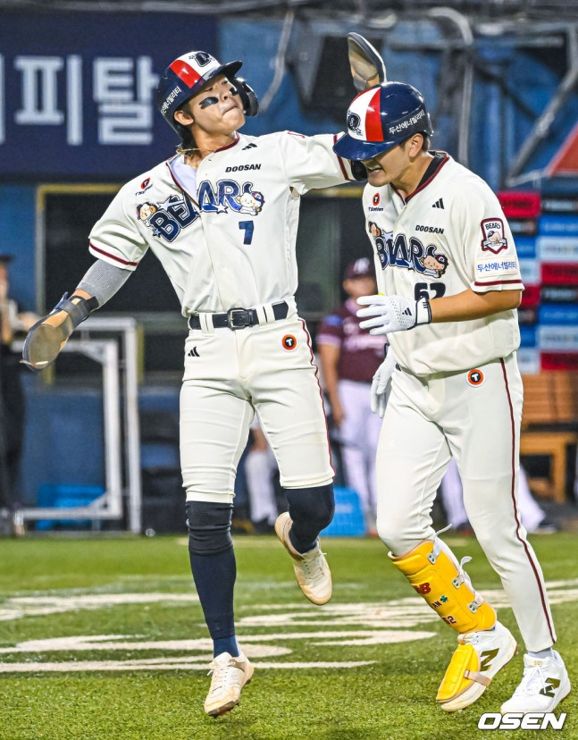 멀티히트를 친 박찬호(왼쪽).