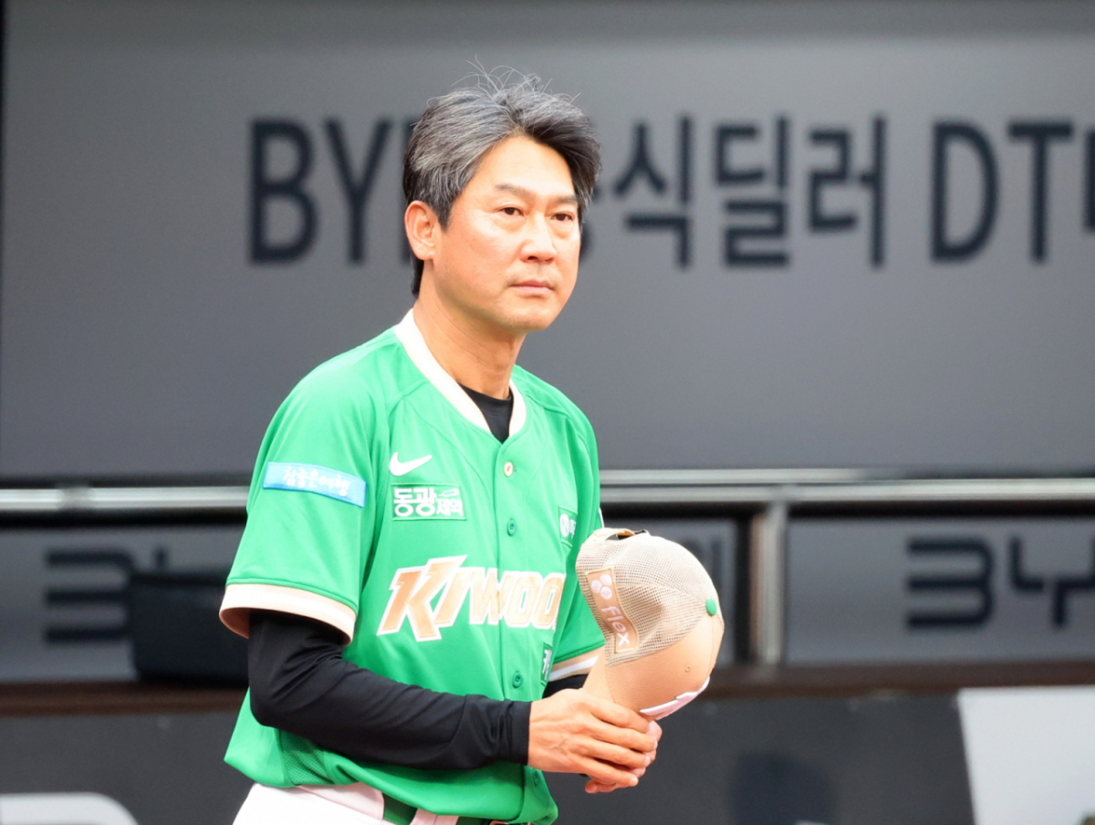 키움 설종진 감독이 7일 수원KT위즈파크에서 열리는 2026KBO리그 전반기 마지막 3연전 키움히어로즈와 KT위즈 경기에서 그라운드에 나와 인사를 하고 있다. 2026.07.07. /사진=강영조 cameratalks@
