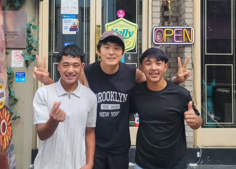 '네팔 대홍수' 피해가 이어지는 가운데 방송인 기안84(사진 가운데)가 현지인 라이와 타망이 무사하다는 소식을 알렸다. 기안84가 방송을 통해 인연을 맺은 네팔인들이다./사진=기안84 SNS 화면 갈무리.