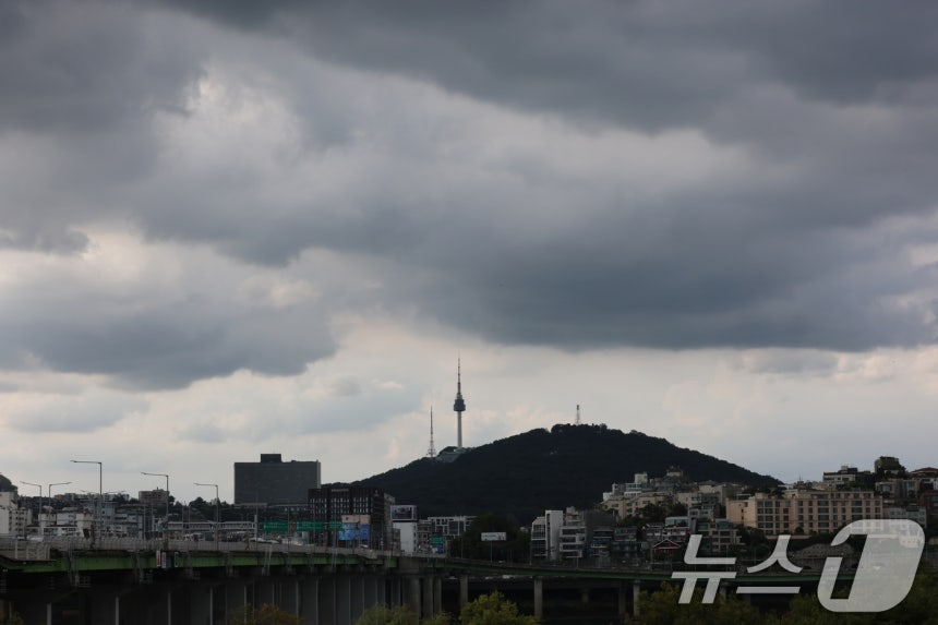 8월의 마지막 주말인 내일(30일)은 전국이 대체로 흐리고 비가 내리겠다. 사진은 먹구름이 낀 서울 시내 전경./사진=뉴스1