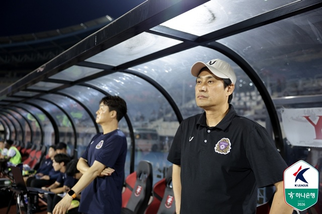 유병훈 FC안양 감독(오른쪽). /사진=한국프로축구연맹 제공
