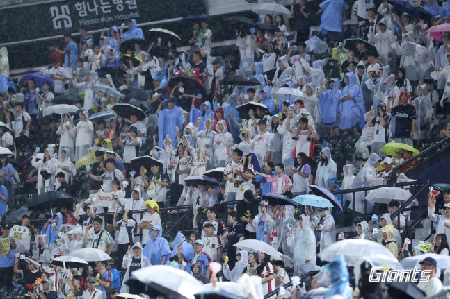 롯데 홈팬들이 29일 우천 중단된 부산 LG전 재개를 기다리고 있다. /사진=롯데 자이언츠 제공