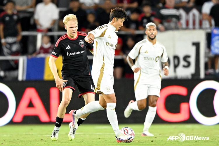 손흥민(가운데)이 30일 오전 8시30분(한국시간) 미국 워싱턴 DC의 아우디필드에서 열린 LAFC 대 DC유나이티드의 미국 프로축구 메이저리그사커(MLS) 2026시즌 정규리그에서 볼 컨트로하고 있다. /AFPBBNews=뉴스1