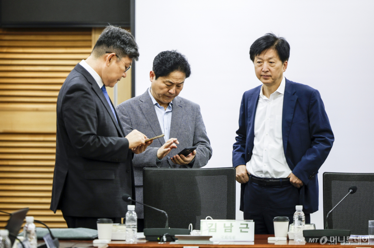 [서울=뉴시스] 정병혁 기자 = 김남근 더불어민주당 의원과 김영배 서울시당 위원장, 오기형 의원이 20일 서울 여의도 국회 의원회관에서 청년 주거난 대책 간담회에서 대화를 나누고 있다. 2026.08.20.  /사진=정병혁