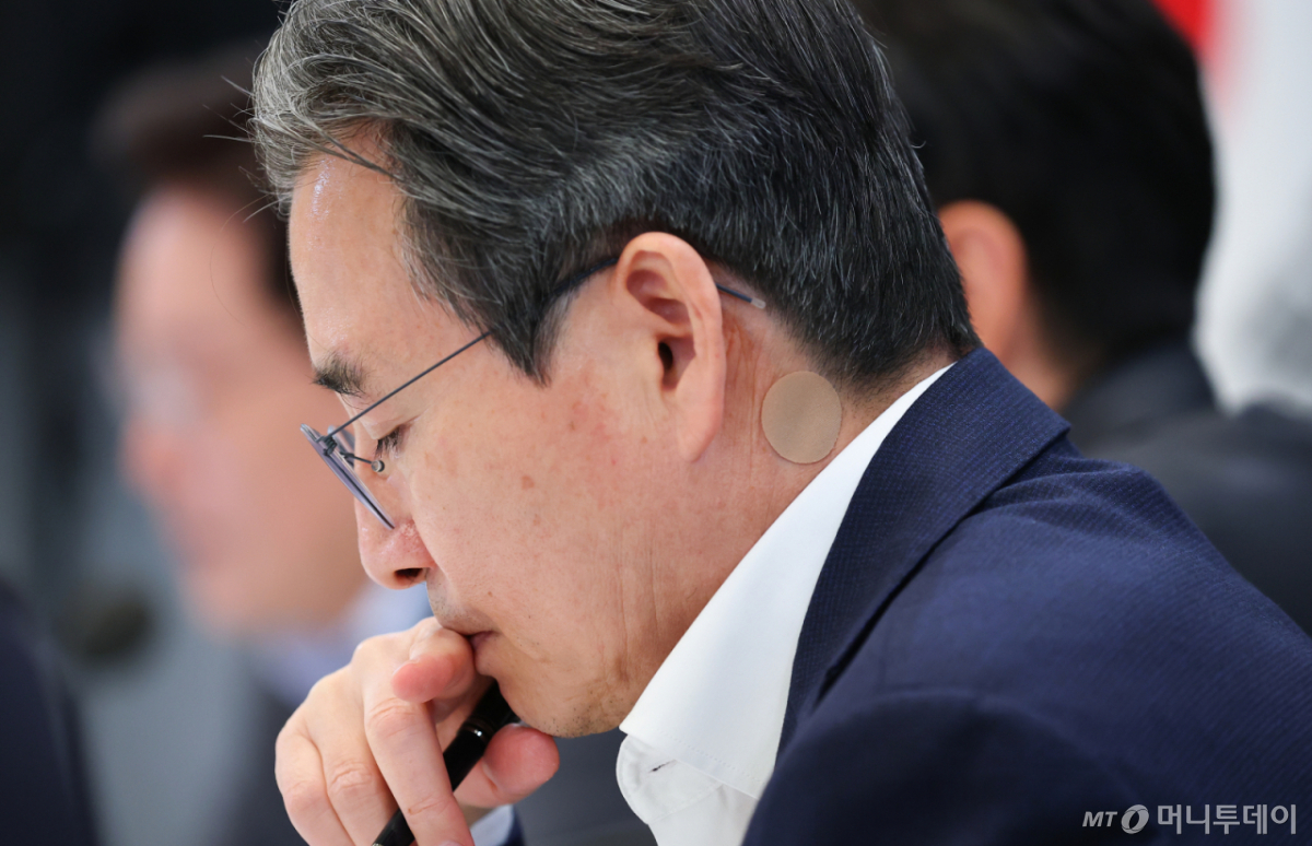(서울=뉴스1) 허경 기자 = 김용범 정책실장이 5일 청와대 영빈관에서 열린 교육부, 국가교육위원회, 문화체육관광부, 국가유산청 2차 업무보고에서 생각에 잠겨 있다. (청와대통신사진기자단) 2026.8.5/뉴스1 Copyright © 뉴스1. All rights reserved. 무단 전재 및 재배포, AI학습 이용 금지. /사진=(서울=뉴스1) 허경 기자