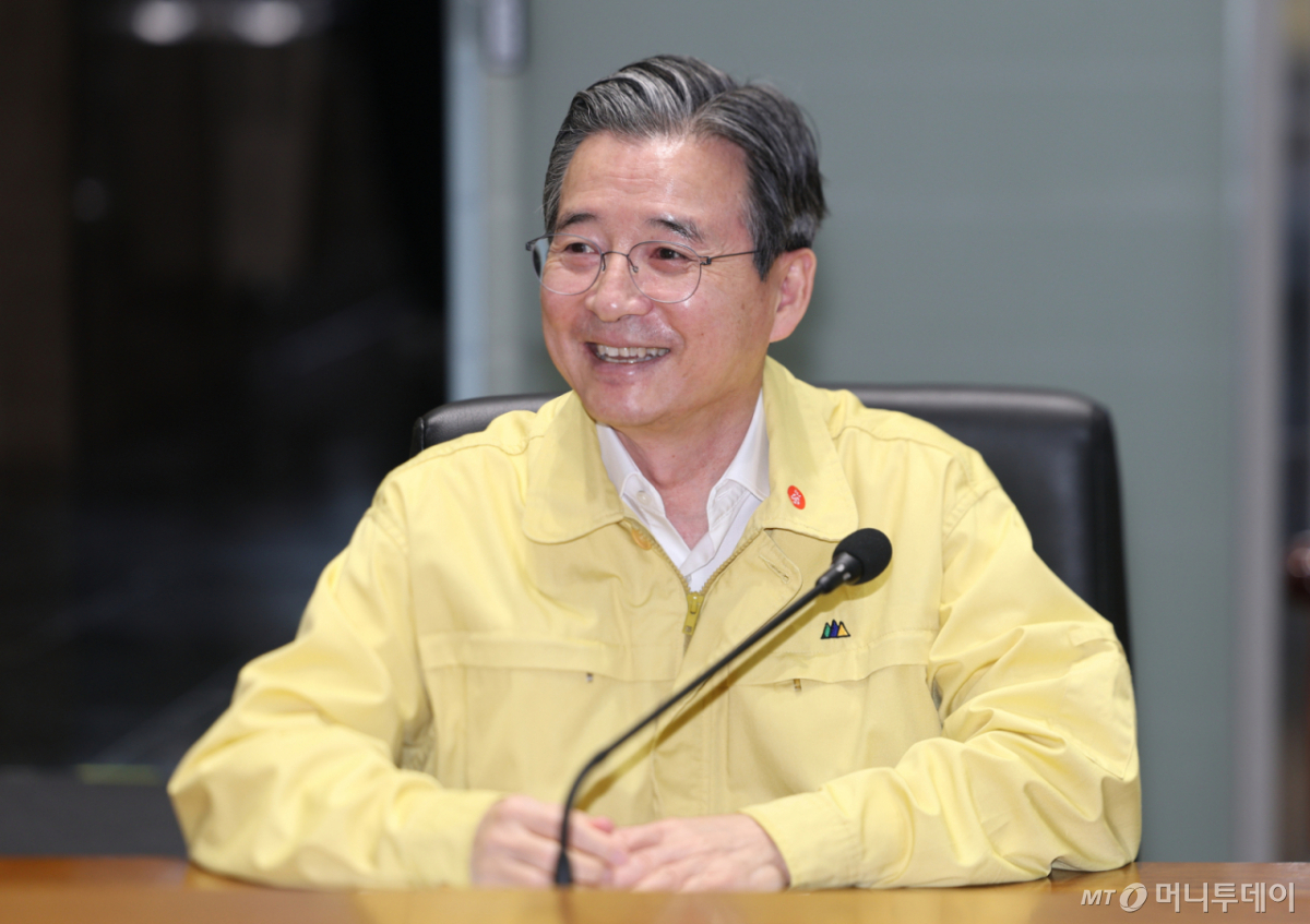 (서울=뉴스1) 이재명 기자 = 김용범 정책실장이 6일 서울 종로구 정부서울청사에서 열린 폭염·가뭄 대처상황 점검회의에 참석해 자리하고 있다. 2026.8.6/뉴스1 Copyright © 뉴스1. All rights reserved. 무단 전재 및 재배포, AI학습 이용 금지. /사진=(서울=뉴스1) 이재명 기자