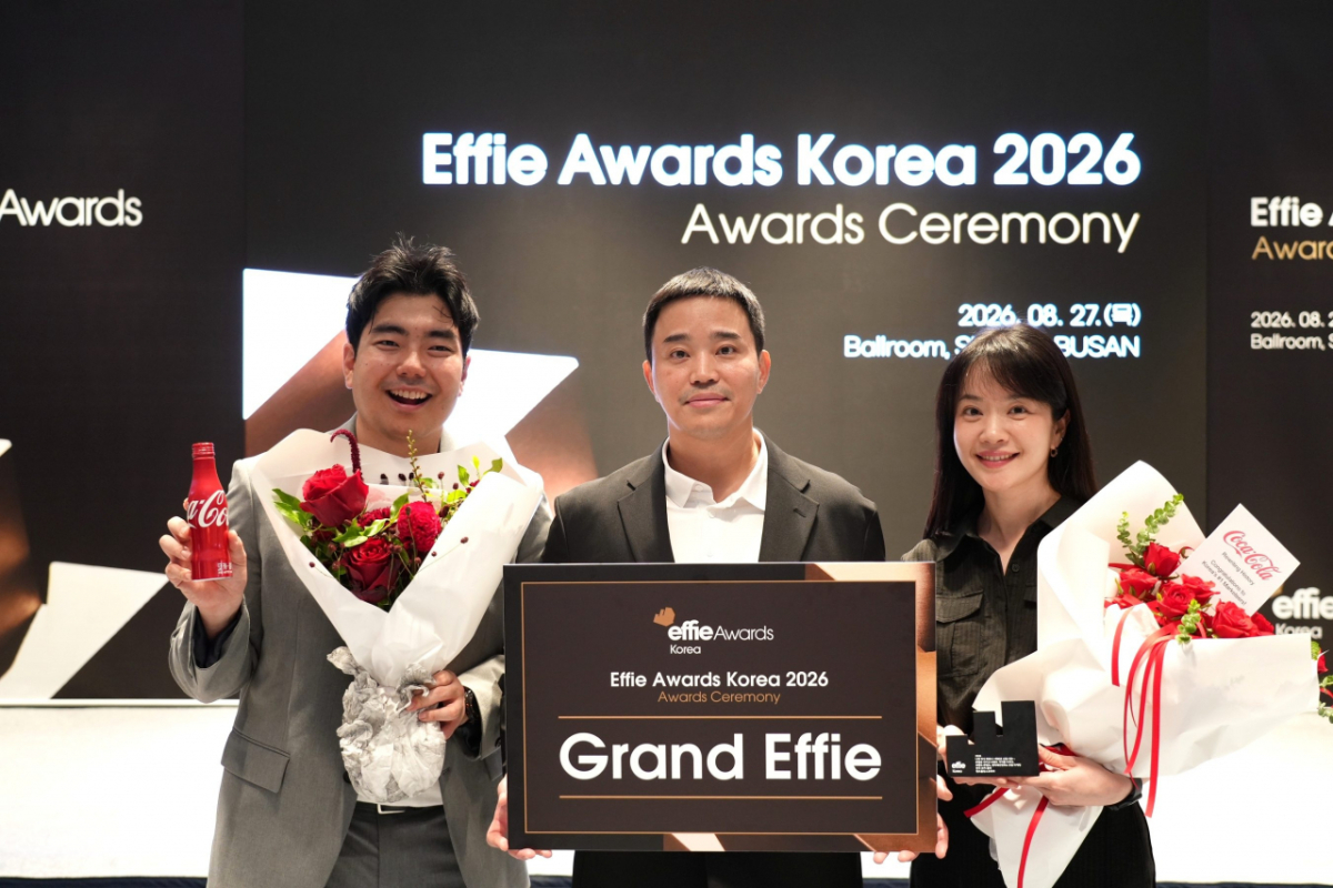 한국코카콜라 이상수 마케팅 시니어 디렉터(가운데)와)이창민 매니저(왼쪽), 이서진 디렉터(오른쪽)/사진=한국코카콜라