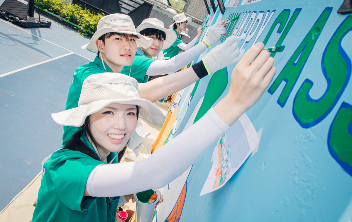 하나금융그룹은 지난 28일 명동사옥에서 '제20기 스마트(SMART) 홍보대사' 해단식을 개최했다. 사진은 '제20기 스마트(SMART) 홍보대사'의 활동 모습./사진제공=하나금융그룹