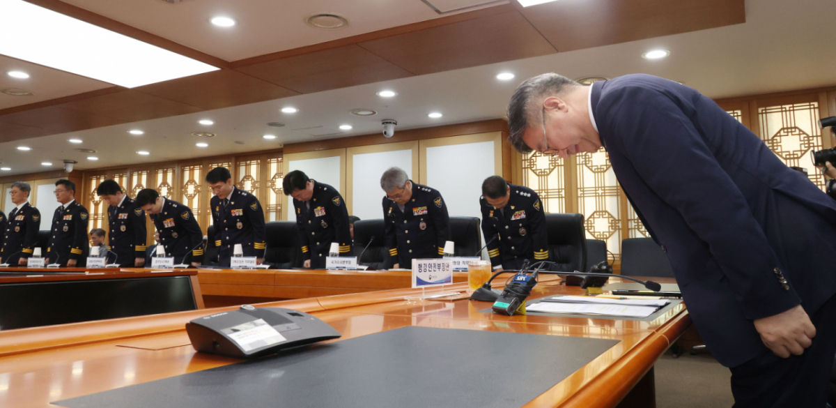 윤호중 행정안전부장관과 유재성 경찰청장 대행 및 경찰 지휘부가 26일 오후 서울 종로구 세종대로 정부서울청사에서 열린 경찰 지휘부 회의에서 제주 실종사건과 관련해 사과를 하고 있다./사진=뉴스1.
