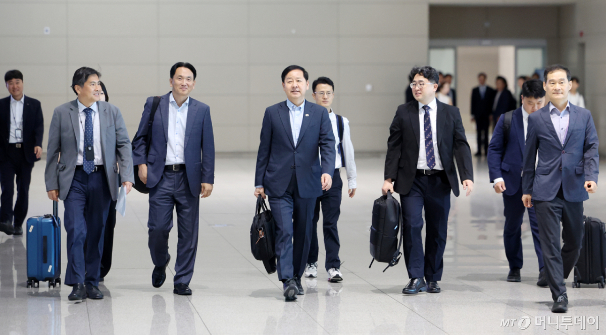구윤철 부총리 겸 재정경제부 장관(사진 가운데)이 30일 미국 노스캐롤라이나주 애슈빌에서 열리는 G20 재무장관·중앙은행총재 회의 참석을 위해 인천국제공항 제2터미널을 통해 출국하고 있다. /사진=뉴시스.