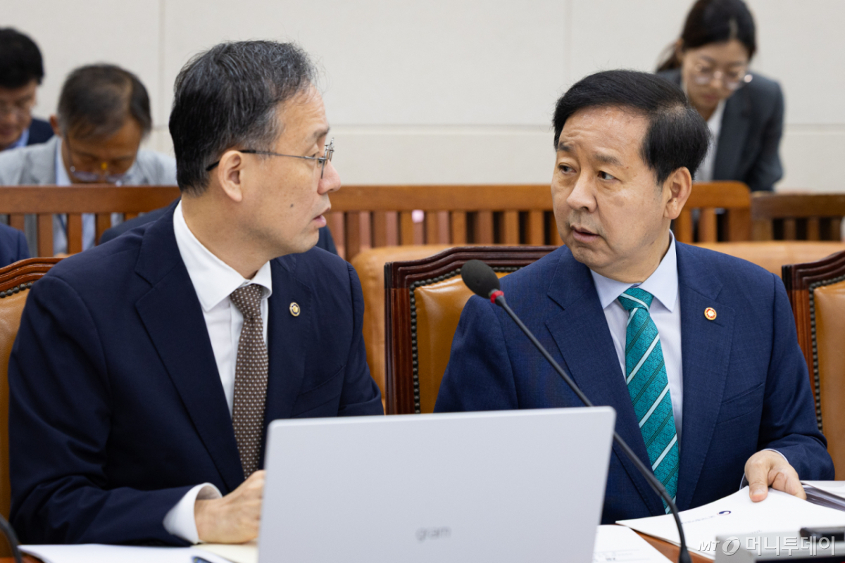 (구윤철 부총리 겸 재정경제부 장관과 이형일 1차관이 20일 서울 여의도 국회에서 열린 제438회 국회(임시회) 재정경제기획위원회 제1차 전체회의에 출석해 대화하고 있다./사진=뉴스1.