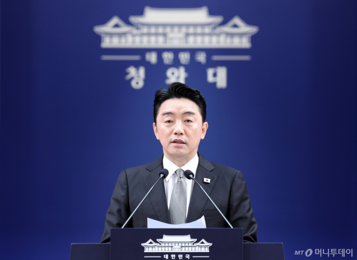 [서울=뉴시스] 김진아 기자= 강훈식 비서실장이 30일 청와대에서 인사 관련 브리핑을 하고 있다. 2026.08.30. bluesoda@newsis.com /사진=김진아