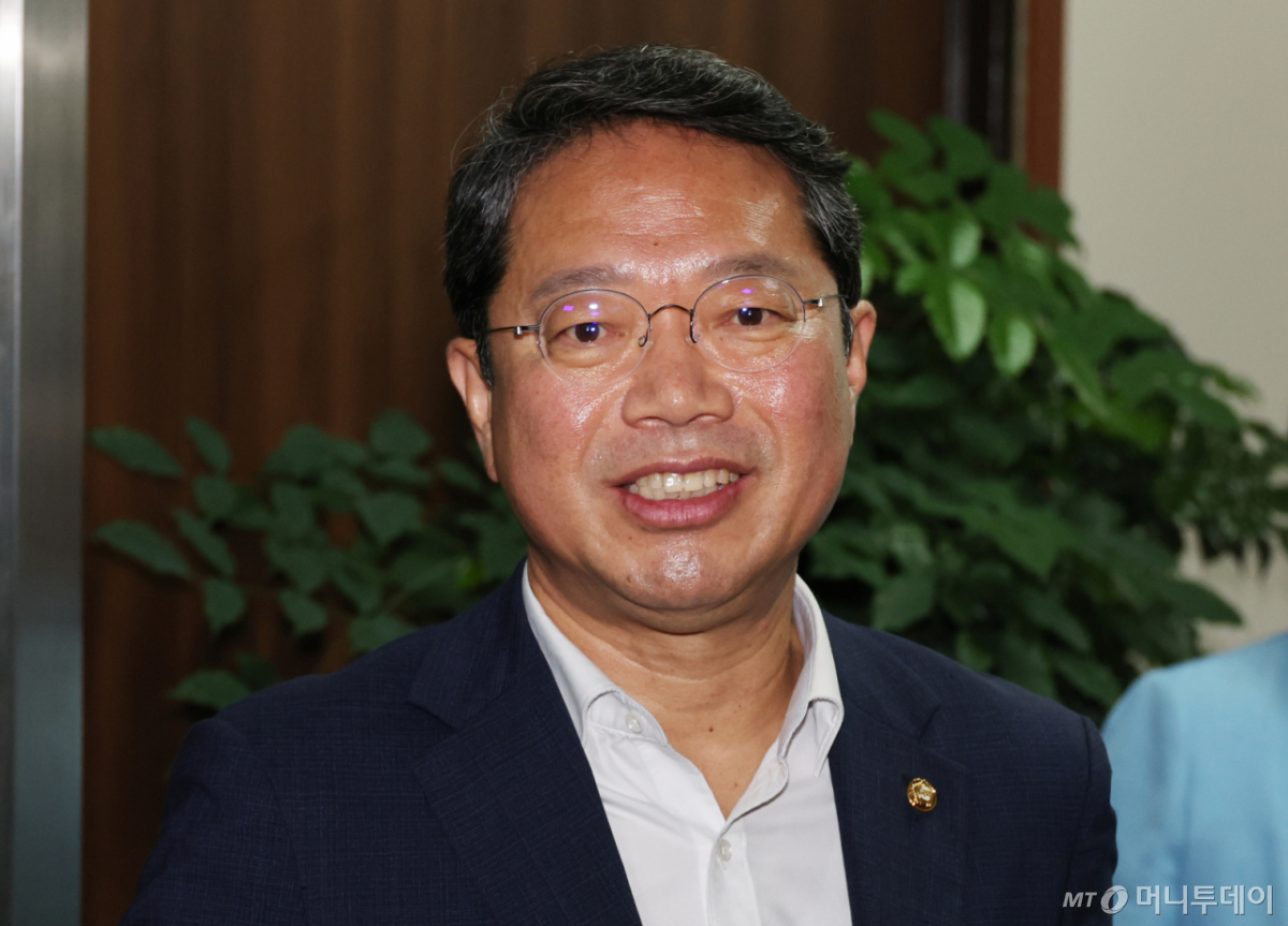 [서울=뉴시스] 최진석 기자 = 법무부 장관 후보자로 지명된 김승원 더불어민주당 의원이 30일 여의도 국회에서 조희대 대법원장 불출석 사유서 제출 관련 기자간담회를 마친 뒤 이동하고 있다. 2026.08.30. myjs@newsis.com /사진=최진석