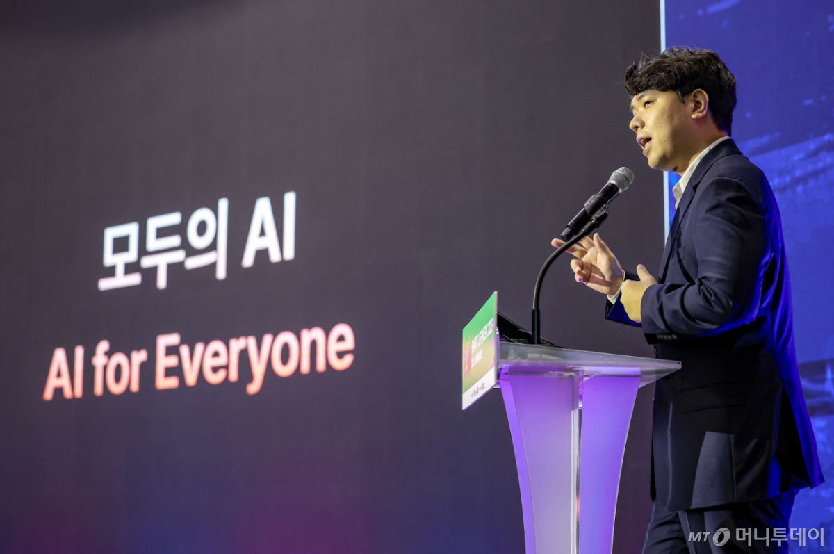 [서울=뉴시스] 정병혁 기자 = 이세영 뤼튼테크놀로지스 대표가 30일 서울 강남구 코엑스에서 열린 서울 스마트라이프 위크 개막식에서 기조연설을 하고 있다. 2025.09.30. jhope@newsis.com /사진=정병혁