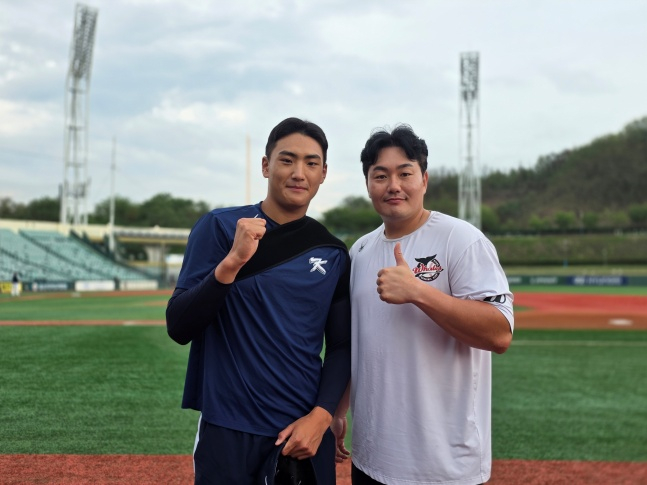 서울디자인고 박근서(왼쪽)가 지난 27일 울산 문수야구장에서 한국 U-18 야구 청소년 대표팀 일원이 돼 우상 최지만을 만났다. /사진=김동윤 기자