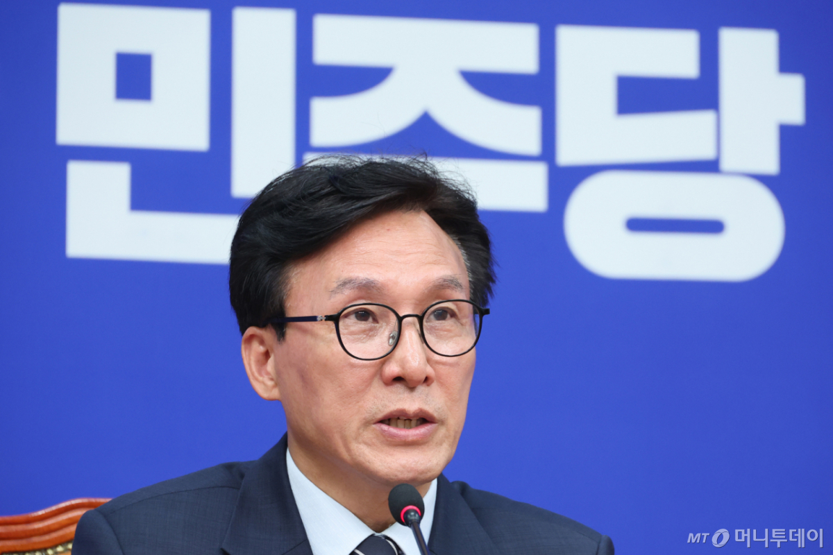 (서울=뉴스1) 신웅수 기자 = 김민석 더불어민주당 대표가 25일 서울 여의도 국회에서 민주당 혁신특별기구 '메가 텐' 인선 관련 브리핑을 하고 있다. 2026.8.25/뉴스1 Copyright © 뉴스1. All rights reserved. 무단 전재 및 재배포, AI학습 이용 금지. /사진=(서울=뉴스1) 신웅수 기자